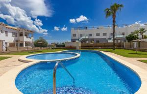 Bazén v ubytovaní Cozy Apartment In Orihuela With Wifi alebo v jeho blízkosti