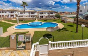 Bazén v ubytovaní Cozy Apartment In Orihuela With Wifi alebo v jeho blízkosti
