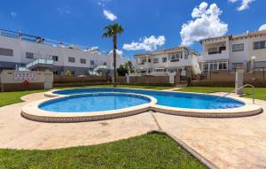 Bazén v ubytovaní Cozy Apartment In Orihuela With Wifi alebo v jeho blízkosti