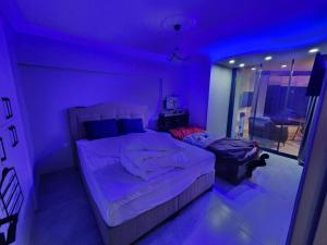 - une chambre avec 2 lits dans une chambre violette dans l'établissement Strandhaus direkt am Meer, à Mezitli