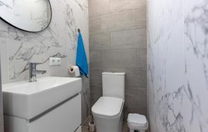 Kúpeľňa v ubytovaní Cozy Apartment In Orihuela With Wifi
