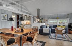 sala de estar con mesa y sofá en Stunning Home In Glesborg With Kitchen, en Glesborg