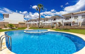 Bazén v ubytovaní Cozy Apartment In Orihuela With Wifi alebo v jeho blízkosti