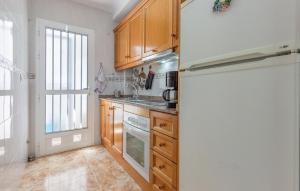 Kuchyňa alebo kuchynka v ubytovaní Cozy Apartment In Orihuela With Wifi