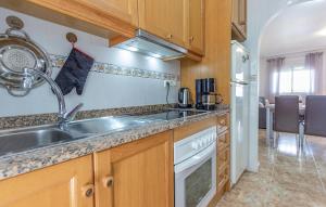 Kuchyňa alebo kuchynka v ubytovaní Cozy Apartment In Orihuela With Wifi