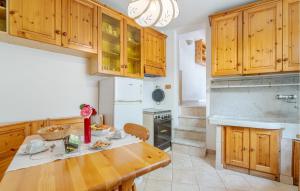 una cucina con mobili in legno e un tavolo in legno di Casa Elvira a Savignone