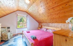 una camera con un letto in una stanza con soffitto in legno di Casa Elvira a Savignone