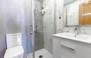 Kúpeľňa v ubytovaní Cozy Apartment In Orihuela With Wifi
