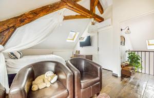 - une chambre avec un lit et un fauteuil en cuir dans l'établissement Cozy Home In Montagny-sainte-flici With Kitchen, 