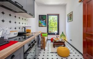 une cuisine avec un comptoir et une table dans l'établissement Gorgeous Apartment In Lovran With Wifi, à Lovran