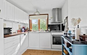 Kuchyň nebo kuchyňský kout v ubytování Lovely Home In Jægerspris With Kitchen