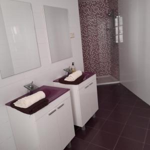 een witte badkamer met 2 wastafels en een douche bij Plaza de Chinchón. Apartamento. in Chinchón