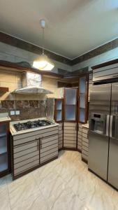 eine Küche mit einem Herd und einem Kühlschrank in der Unterkunft شقه مفروشه احد رفيدة in Ad Darb