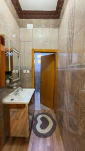 ein Bad mit einem Waschbecken und einer Dusche in der Unterkunft شقه مفروشه احد رفيدة in Ad Darb