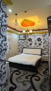 Schlafzimmer mit einem Bett mit schwarzweißer Tapete in der Unterkunft شقه مفروشه احد رفيدة in Ad Darb