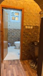 ein Bad mit einem WC und einem Waschbecken in der Unterkunft شقه مفروشه احد رفيدة in Ad Darb