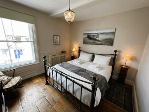 um quarto com uma cama e uma grande janela em Bell Cottage em Cowes