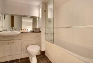 y baño con aseo, lavabo y ducha. en Crown Apartments 102 - By Week2Week, en Newcastle