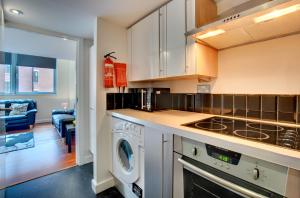 cocina con lavadora y secadora en una habitación en Crown Apartments 102 - By Week2Week, en Newcastle