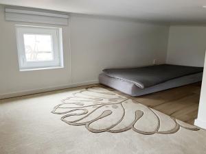 um quarto com uma cama e um tapete no chão em Newly built Attefall house located in Tumba just outside Stockholm em Tumba