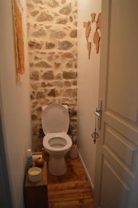 bagno con servizi igienici e parete in pietra di La Fabrique du Ronçon a Saint-Bonnet-le-Troncy Altre 49 foto