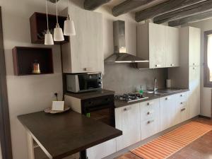 A kitchen or kitchenette at a casa di lu