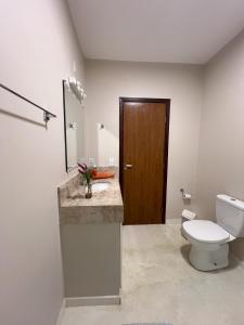 a bathroom with a toilet and a sink at Pariká Pousada in Alto Paraíso de Goiás