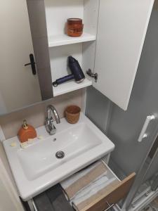 La salle de bains est pourvue d'un lavabo et d'un miroir. dans l'établissement studio hyeres port et iles d'or., à Hyères