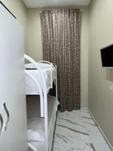 une chambre d'hôpital avec un lit et un rideau dans l'établissement Fly Home, à Naples