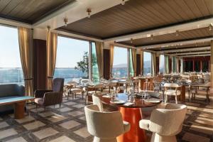 Uma área de estar em Izmir Marriott Hotel