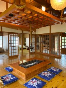 伊那市Irori 新山ふるさと体験館的一间铺有蓝色垫子的客房