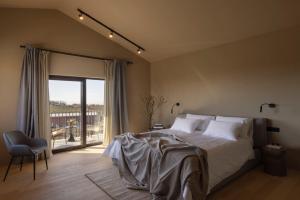 卡斯特里尔Luxury Villa Deneb with pool near Porec的一间卧室，配有一张大床和一扇大窗户。 更多29张照片