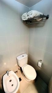 a small bathroom with a toilet and a sink at Luminoso departamento en Castelar centro p/2 pers in Castelar