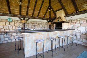 um bar com quatro bancos num balcão de pedra em Villa For Families los Agaves em La Cala de Mijas