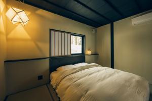 Llit o llits en una habitació de 妙高一棟貸し古民家宿　MAHORA西野谷　Myoko Taditional Japanese house 　