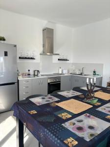 uma cozinha com uma mesa e um frigorífico em Casa Miramar, with private pool, jacuzzi and stunning views em Bédar