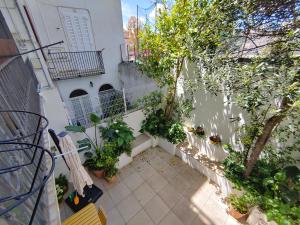 an apartment patio with plants and a balcony at Maisonvanilla in Cagliari