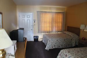 Una cama o camas en una habitación de Crest Motel