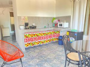 une cuisine avec un comptoir avec des diviseurs rouge et jaune dans l'établissement Apartamento Tamar, à Quepos