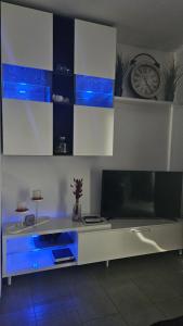 サンミゲル・デ・アボナにあるParadise Luxury apartmentのリビングルーム(白いテーブル、青い引き出し付)