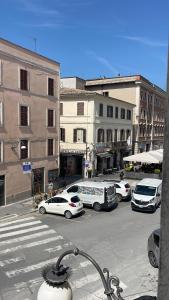 Appartamento in Piazza Spolethome في سبوليتو: مجموعة من السيارات تقف في موقف للسيارات
