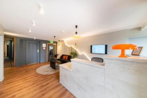 Una televisión o centro de entretenimiento en Mandarina Hotel Luxembourg Strassen