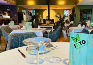 een restaurant met witte tafels en stoelen met vlinders op de tafels bij El Mirador del Golf Marbella 3 bedroom apartment in Ojén