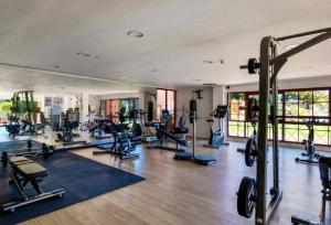 een fitnessruimte met verschillende loopbanden en machines in een kamer bij El Mirador del Golf Marbella 3 bedroom apartment in Ojén