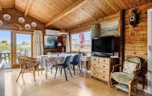 TV a/nebo společenská místnost v ubytování Cozy Home In Bogense With Wifi