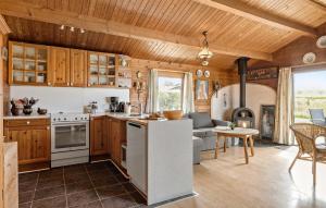 una cucina e un soggiorno con piano cottura e divano di Lovely Home In Bogense With Kitchen a Bogense