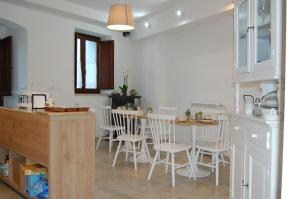a kitchen with a table and chairs in a room at MIRANDOLINA Bed and Breakfast in Rocca di Cambio