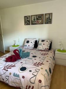 1 dormitorio con 1 cama con edredón Hello Kitty en L’Aiglon, en Ribeauvillé