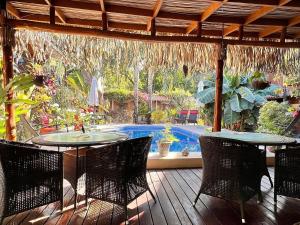 Bazén v ubytování Samara Palm Lodge nebo v jeho okolí