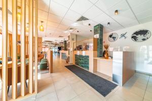 Mandarina Hotel Luxembourg Airportにあるキッチンまたは簡易キッチン